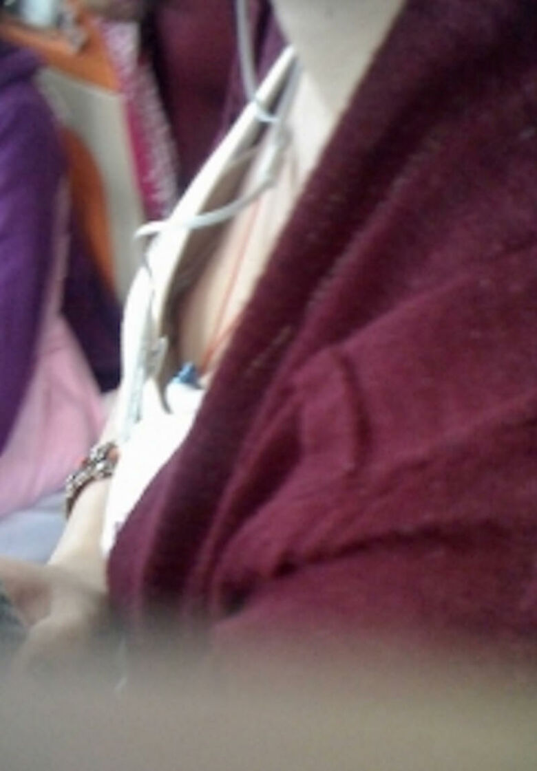 おっぱい丸見え 盗撮エロ画像！胸チラから乳首が見えているものを厳選したぜ!!055