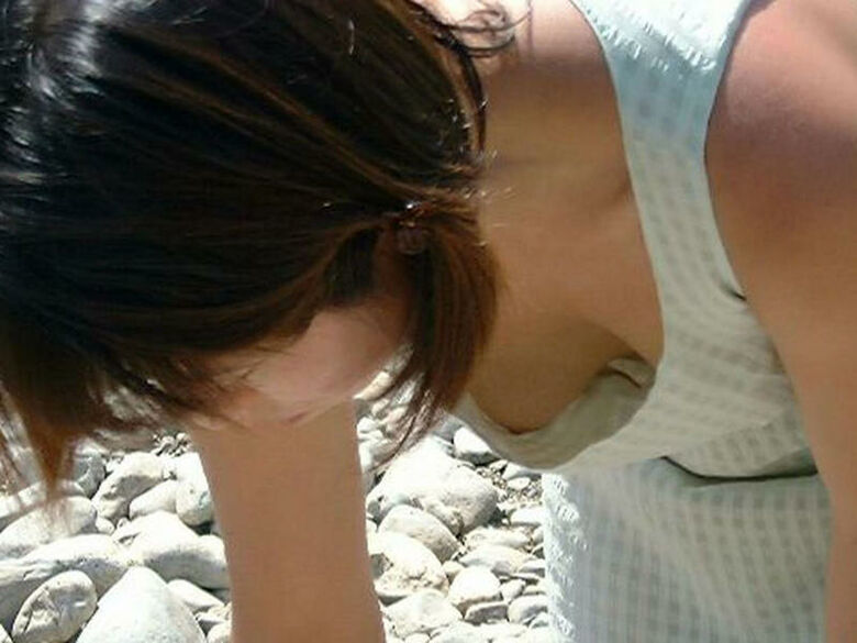 おっぱい丸見え 盗撮エロ画像！胸チラから乳首が見えているものを厳選したぜ!!057