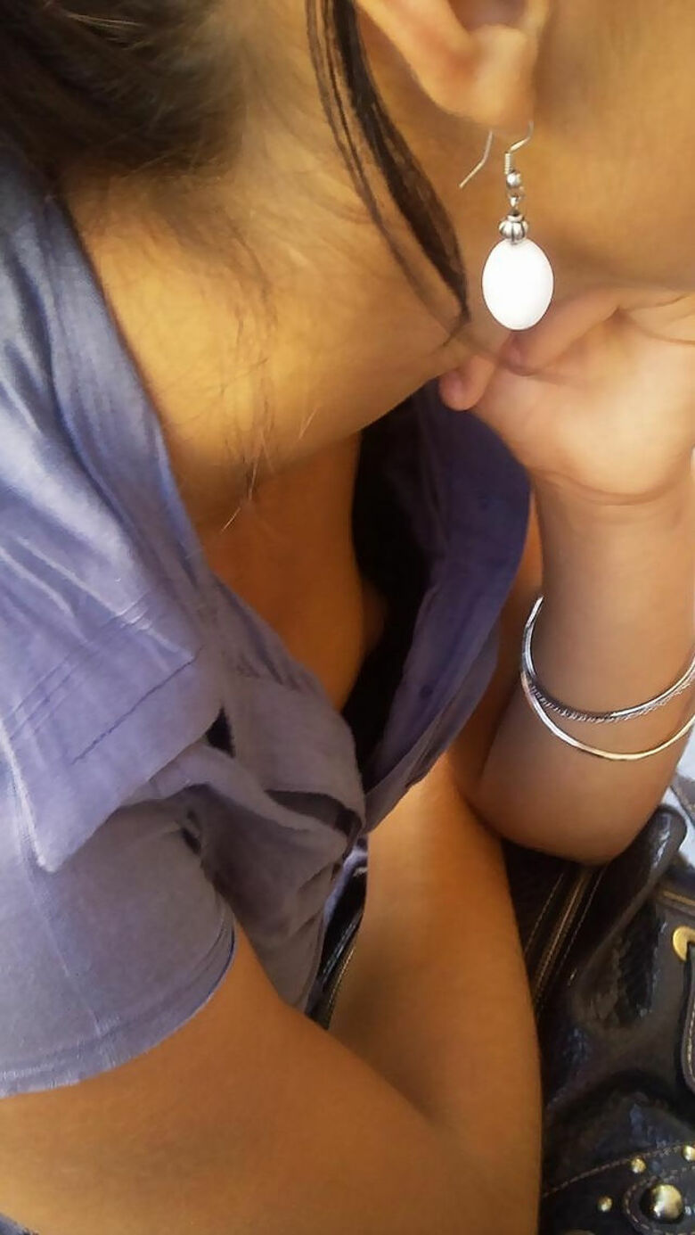 おっぱい丸見え 盗撮エロ画像！胸チラから乳首が見えているものを厳選したぜ!!059