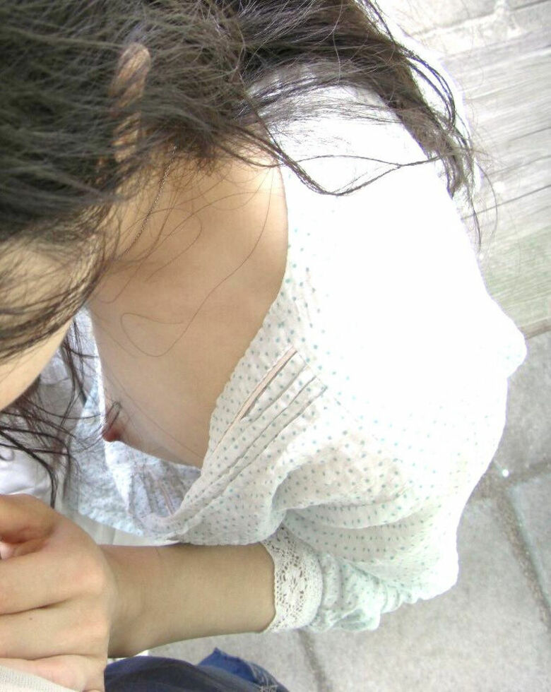 おっぱい丸見え 盗撮エロ画像！胸チラから乳首が見えているものを厳選したぜ!!060