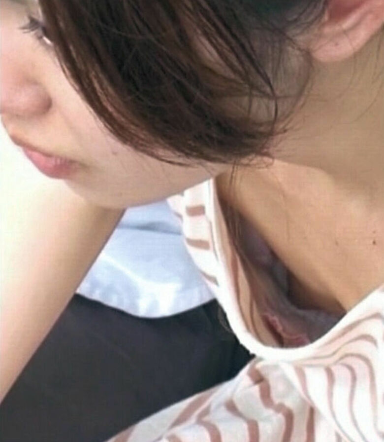 おっぱい丸見え 盗撮エロ画像！胸チラから乳首が見えているものを厳選したぜ!!061