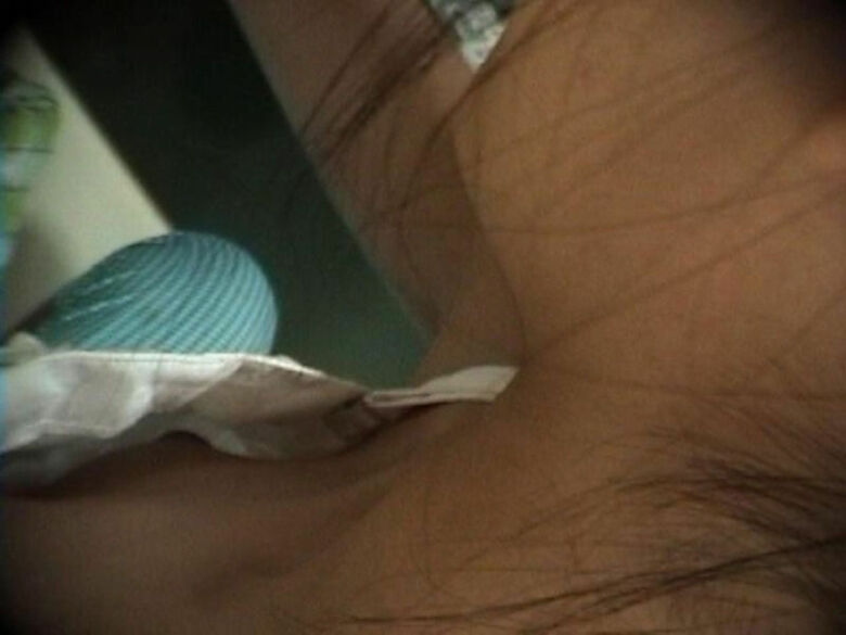 おっぱい丸見え 盗撮エロ画像！胸チラから乳首が見えているものを厳選したぜ!!062