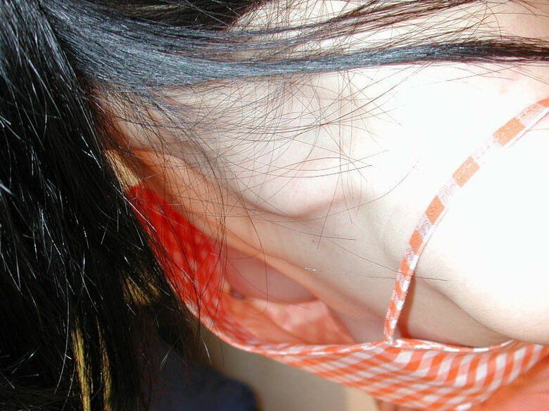 おっぱい丸見え 盗撮エロ画像！胸チラから乳首が見えているものを厳選したぜ!!064