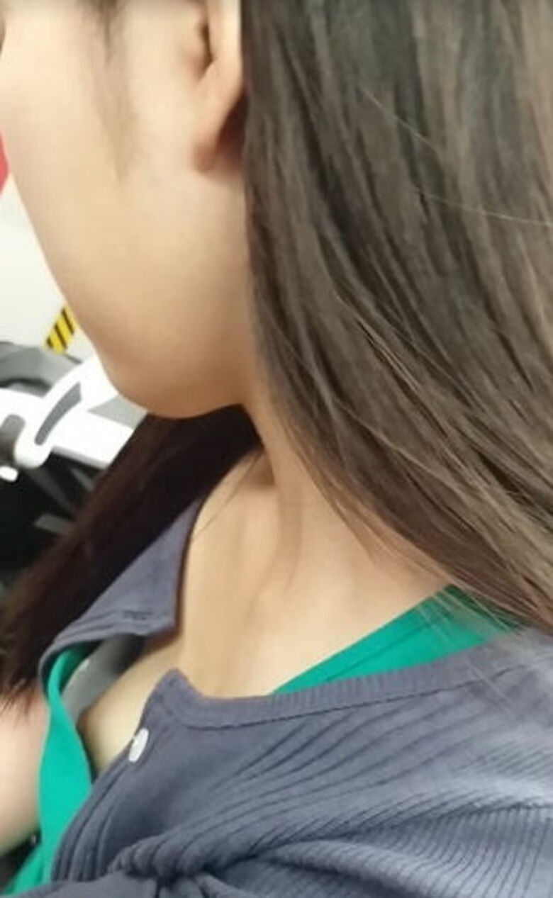 おっぱい丸見え 盗撮エロ画像！胸チラから乳首が見えているものを厳選したぜ!!065