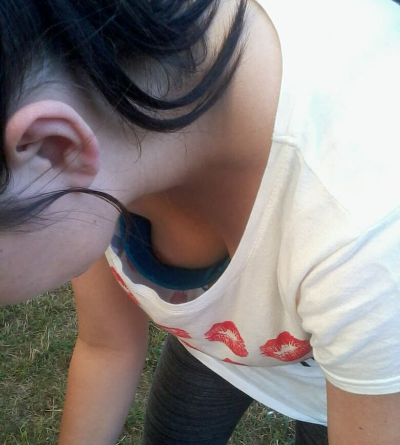 おっぱい丸見え 盗撮エロ画像！胸チラから乳首が見えているものを厳選したぜ!!066