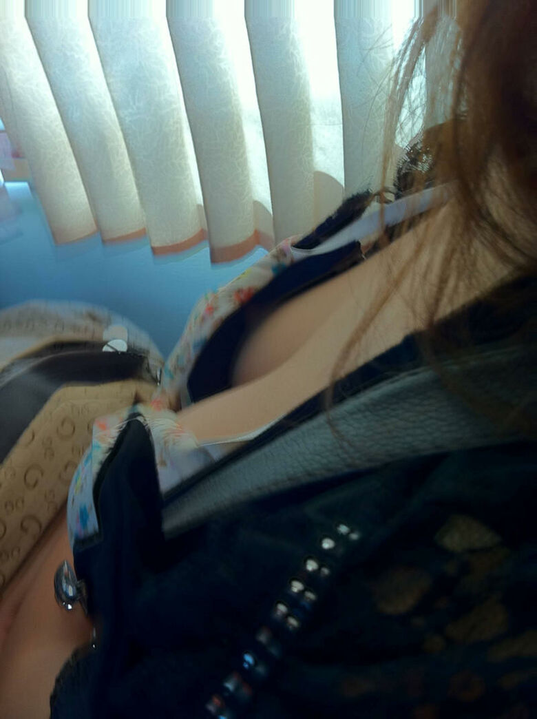 おっぱい丸見え 盗撮エロ画像！胸チラから乳首が見えているものを厳選したぜ!!070