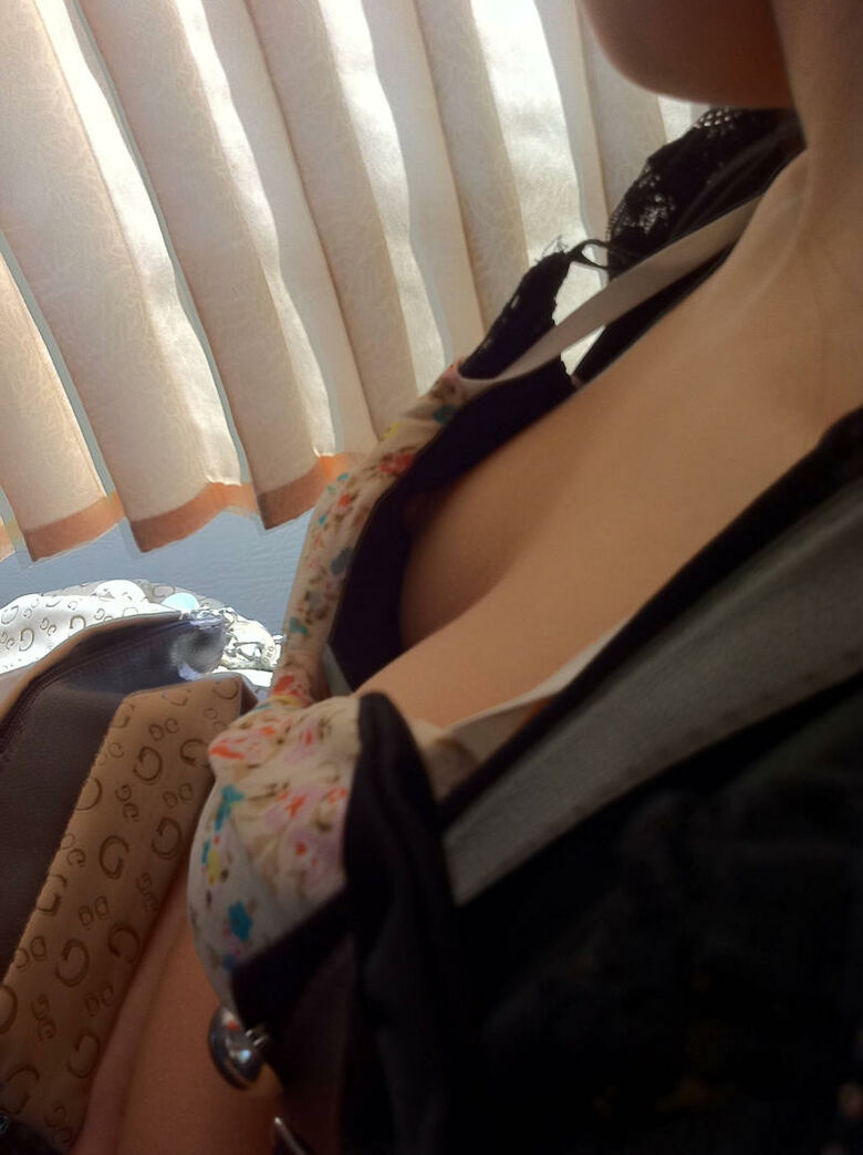 おっぱい丸見え 盗撮エロ画像！胸チラから乳首が見えているものを厳選したぜ!!072