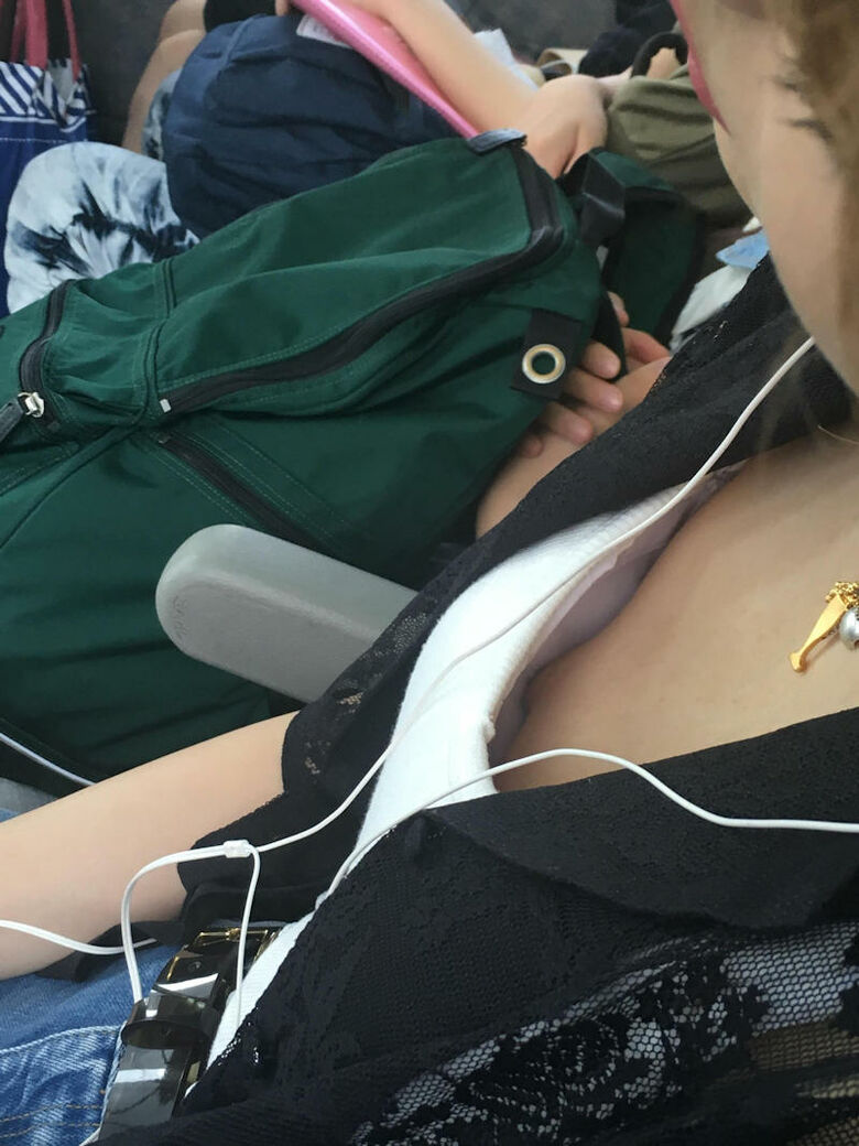 おっぱい丸見え 盗撮エロ画像！胸チラから乳首が見えているものを厳選したぜ!!075