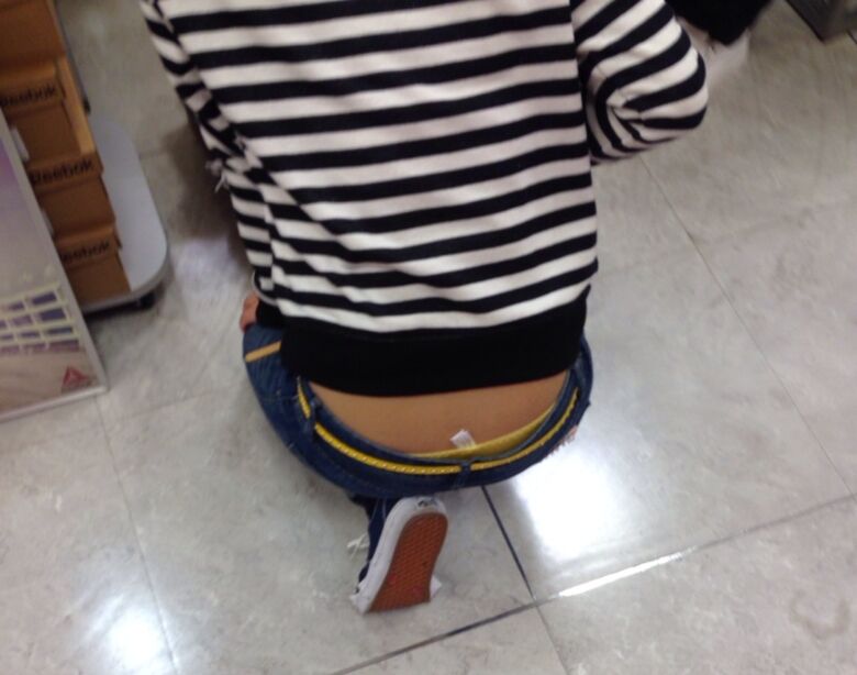 ハミパン 盗撮画像!腰や股の間から出てるパンツに大興奮♡じ~っくりと眺めていたいぜ!!010
