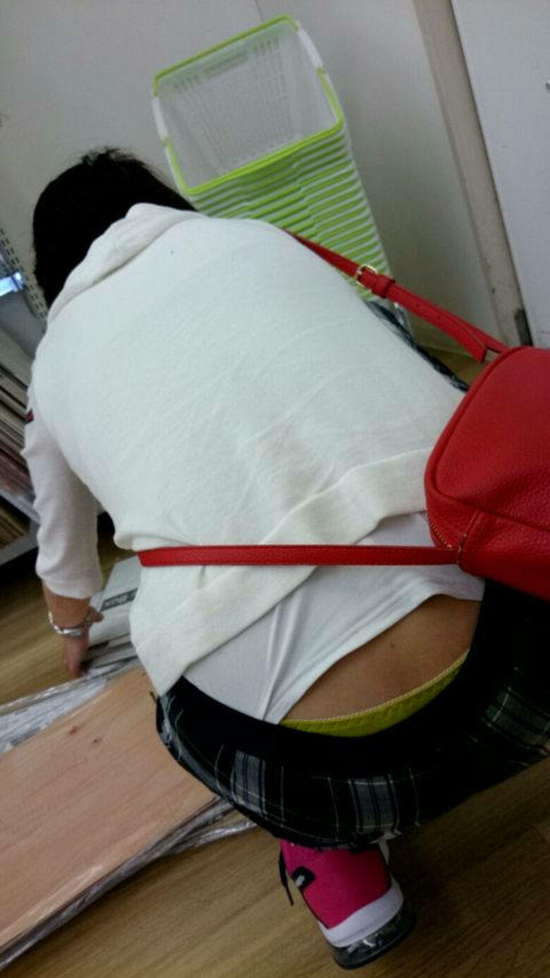 ハミパン 盗撮画像!腰や股の間から出てるパンツに大興奮♡じ~っくりと眺めていたいぜ!!011