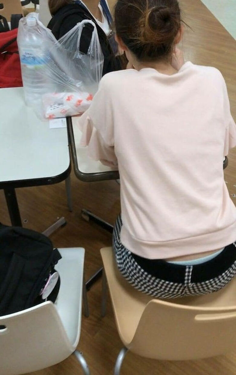 ハミパン 盗撮画像!腰や股の間から出てるパンツに大興奮♡じ~っくりと眺めていたいぜ!!014