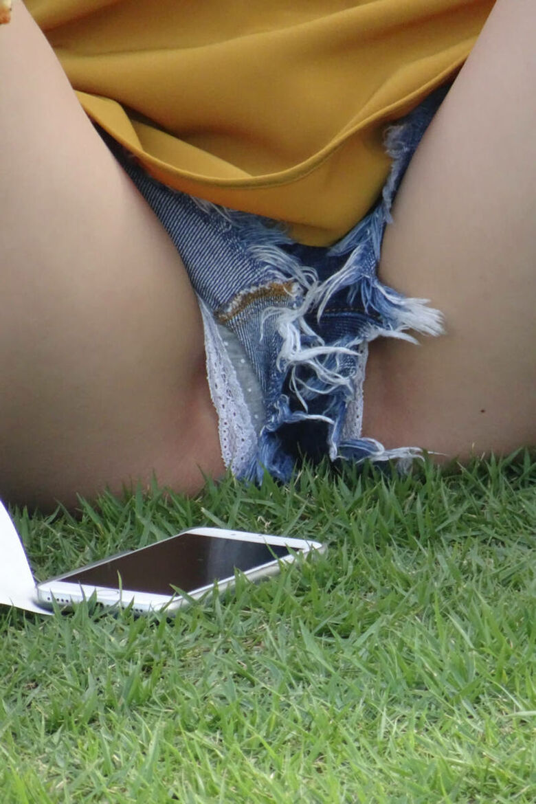 ハミパン 盗撮画像!腰や股の間から出てるパンツに大興奮♡じ~っくりと眺めていたいぜ!!032