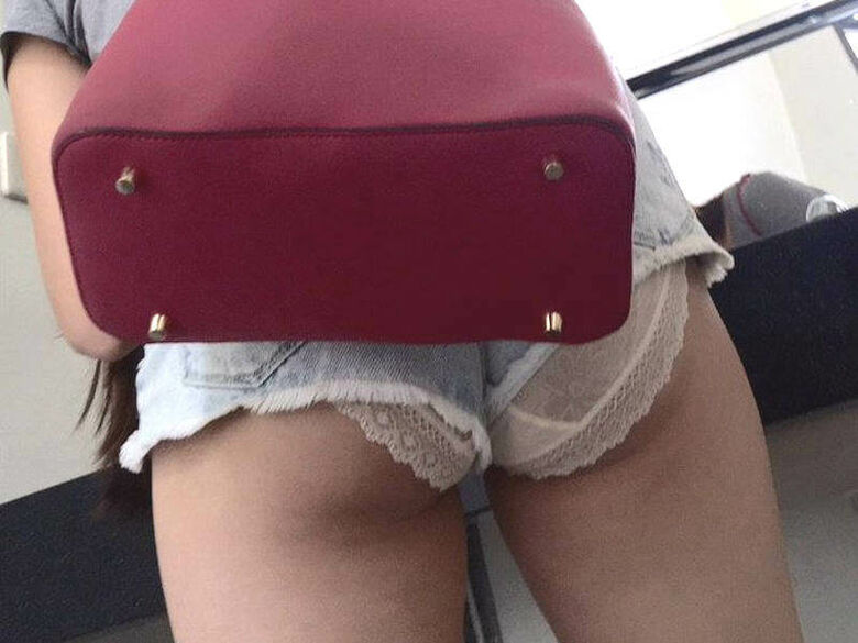 ハミパン 盗撮画像!腰や股の間から出てるパンツに大興奮♡じ~っくりと眺めていたいぜ!!035
