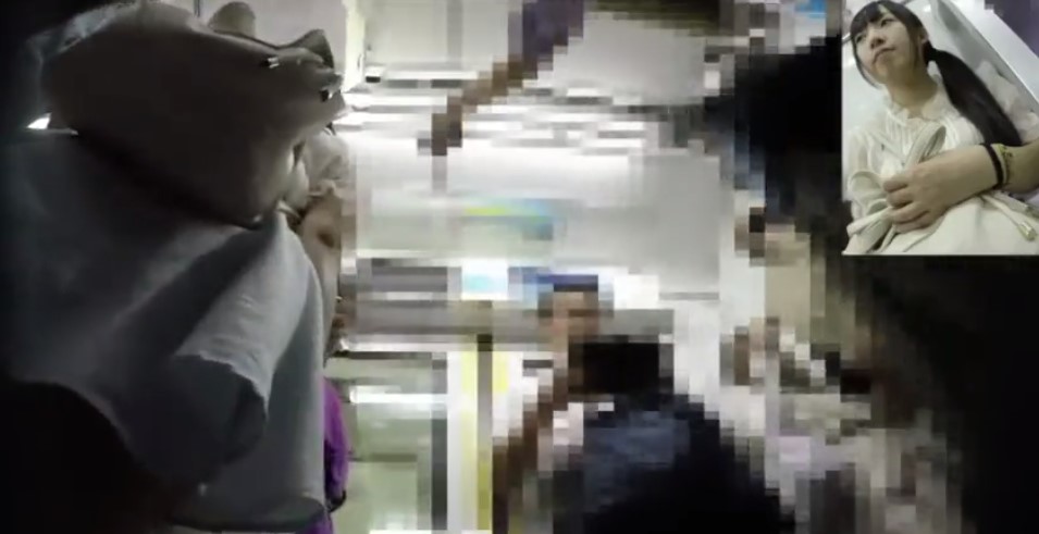 【逆さ撮り】電車に乗る清楚な女の子のパンティーをローアングルから撮った画像132枚005