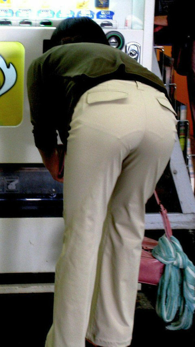 熟女 パン線盗撮画像だぜ！エロい巨尻のパンティライン♡ケツ好きにはたまんねーな(´∀｀)025枚目