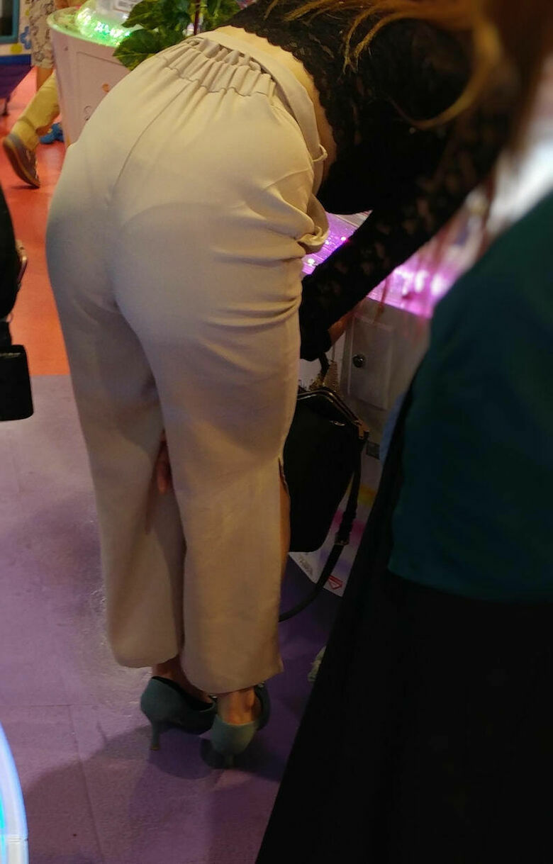 熟女 パン線盗撮画像だぜ！エロい巨尻のパンティライン♡ケツ好きにはたまんねーな(´∀｀)031枚目