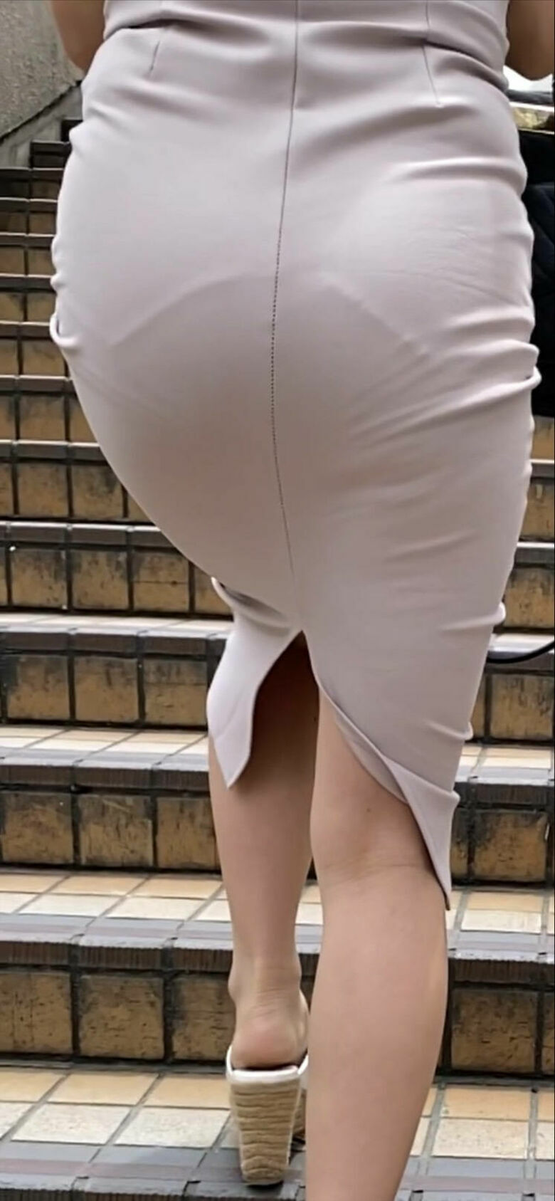 熟女 パン線盗撮画像だぜ！エロい巨尻のパンティライン♡ケツ好きにはたまんねーな(´∀｀)042枚目