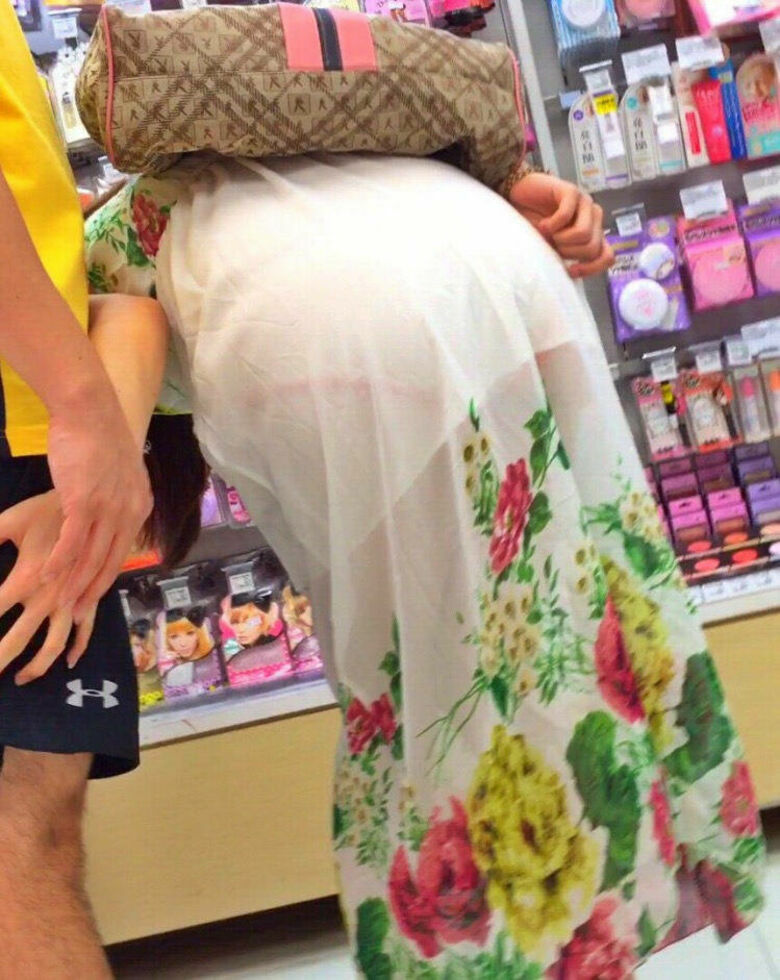 熟女 パン線盗撮画像だぜ！エロい巨尻のパンティライン♡ケツ好きにはたまんねーな(´∀｀)061枚目