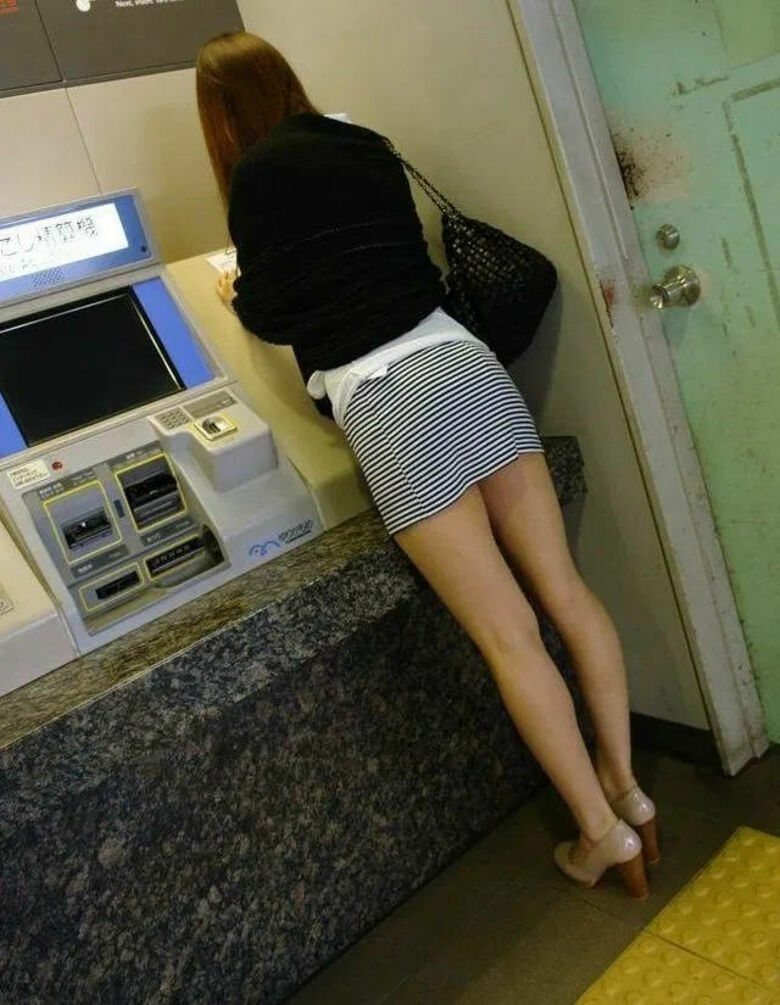 熟女 パン線盗撮画像だぜ！エロい巨尻のパンティライン♡ケツ好きにはたまんねーな(´∀｀)081枚目