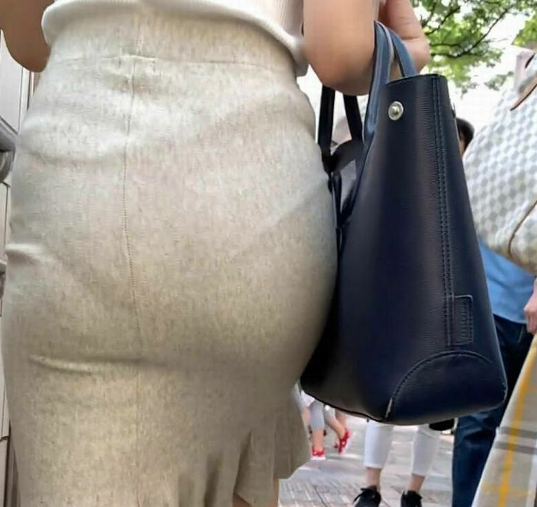 熟女 パン線盗撮画像だぜ！エロい巨尻のパンティライン♡ケツ好きにはたまんねーな(´∀｀)084枚目