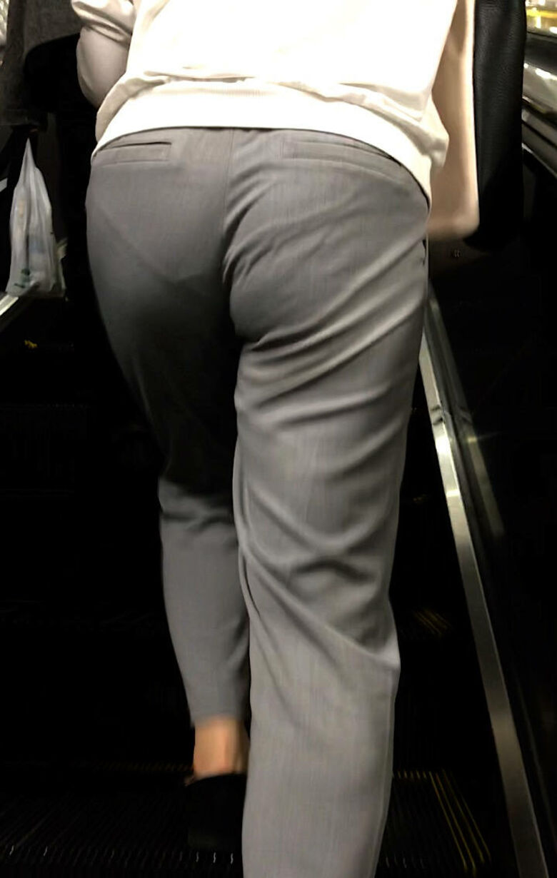 ol 透けパン盗撮画像!スーツからうっすら出てるパンツラインに大興奮♡002