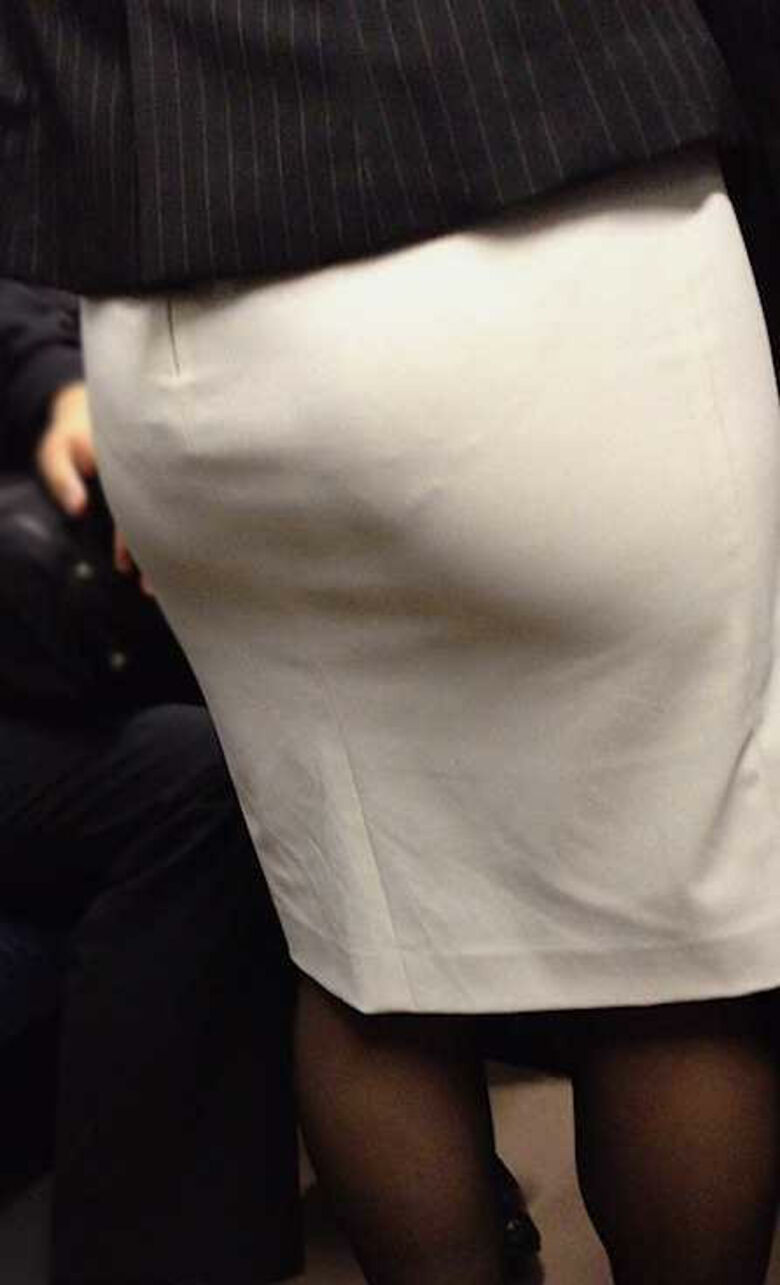ol 透けパン盗撮画像!スーツからうっすら出てるパンツラインに大興奮♡005