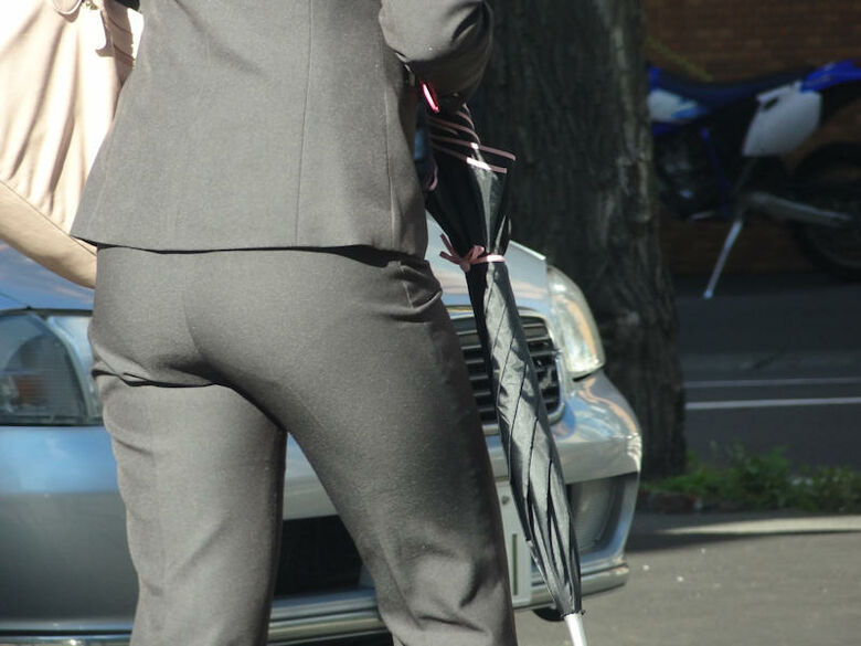 ol 透けパン盗撮画像!スーツからうっすら出てるパンツラインに大興奮♡011