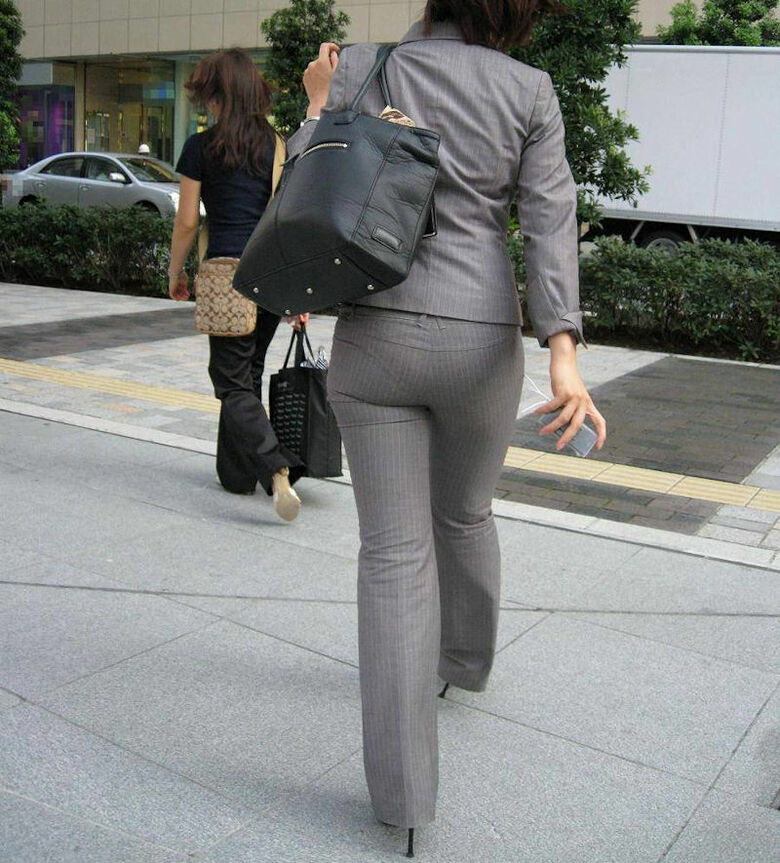 ol 透けパン盗撮画像!スーツからうっすら出てるパンツラインに大興奮♡017