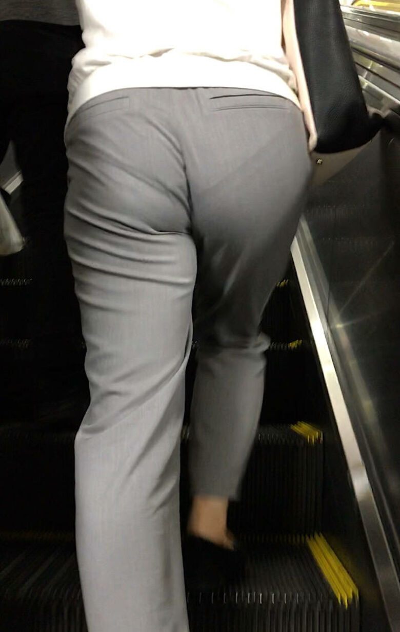 ol 透けパン盗撮画像!スーツからうっすら出てるパンツラインに大興奮♡025
