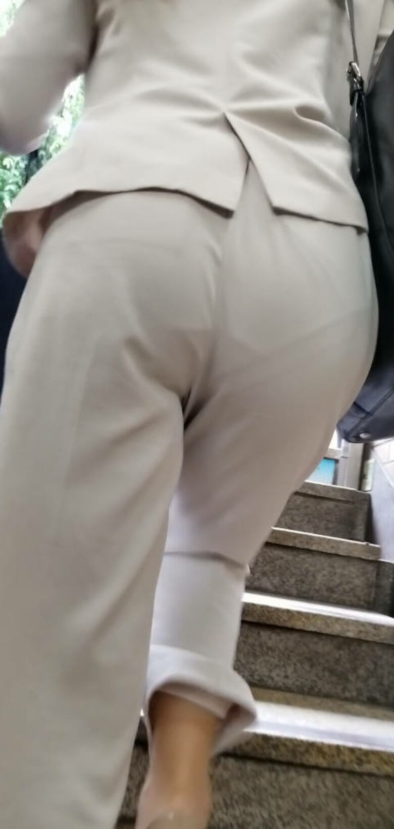 ol 透けパン盗撮画像!スーツからうっすら出てるパンツラインに大興奮♡027