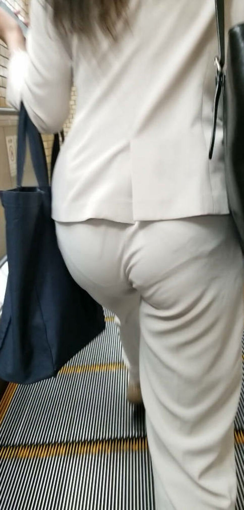 ol 透けパン盗撮画像!スーツからうっすら出てるパンツラインに大興奮♡028
