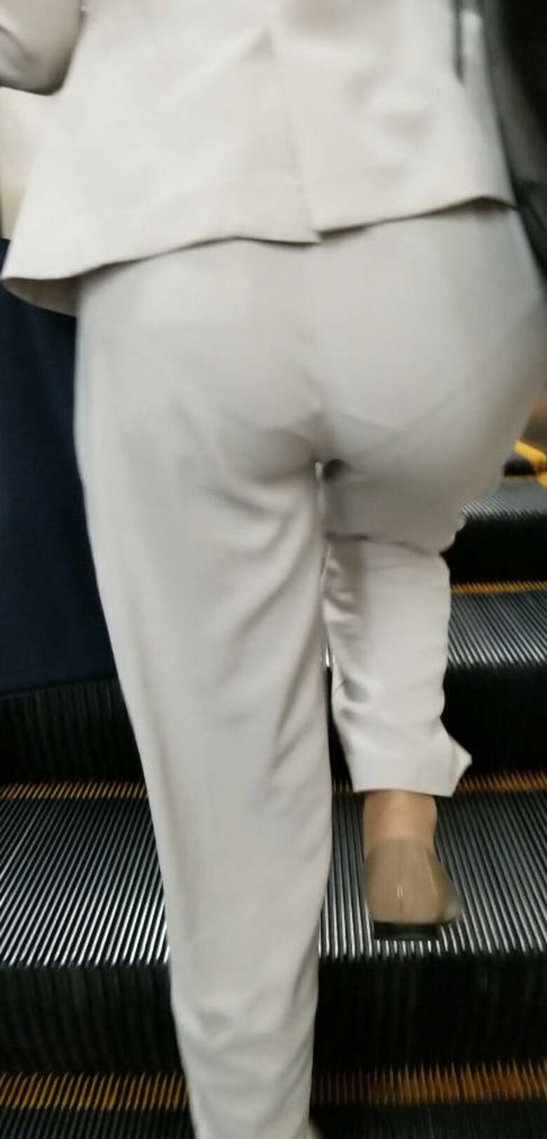 ol 透けパン盗撮画像!スーツからうっすら出てるパンツラインに大興奮♡029
