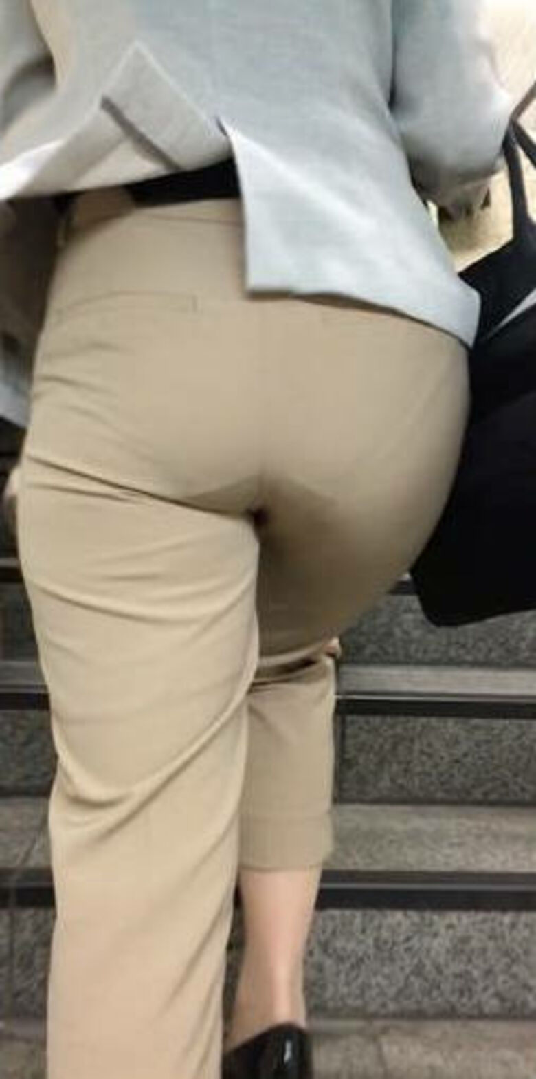 ol 透けパン盗撮画像!スーツからうっすら出てるパンツラインに大興奮♡031