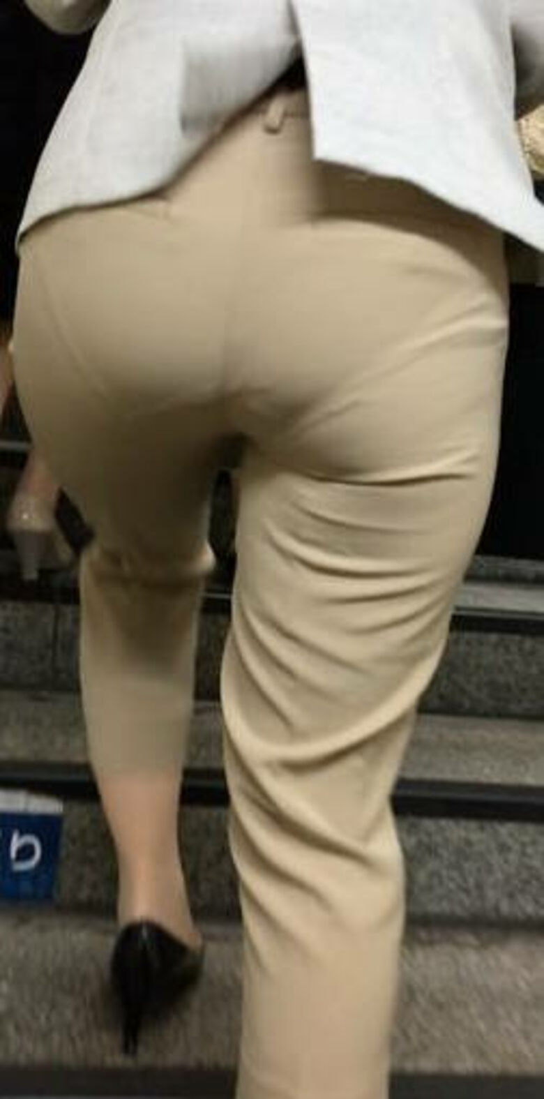 ol 透けパン盗撮画像!スーツからうっすら出てるパンツラインに大興奮♡032