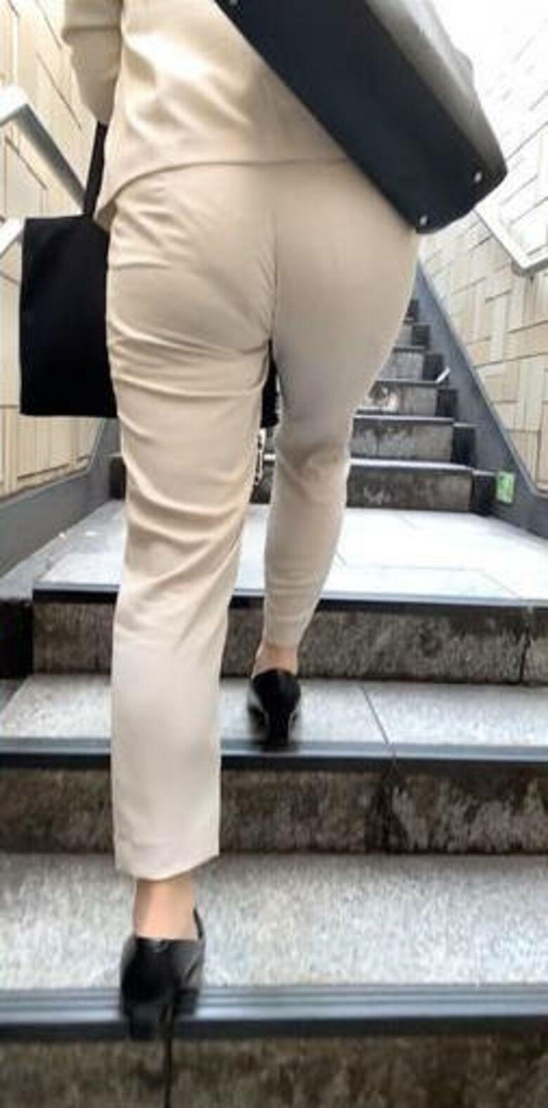 ol 透けパン盗撮画像!スーツからうっすら出てるパンツラインに大興奮♡034