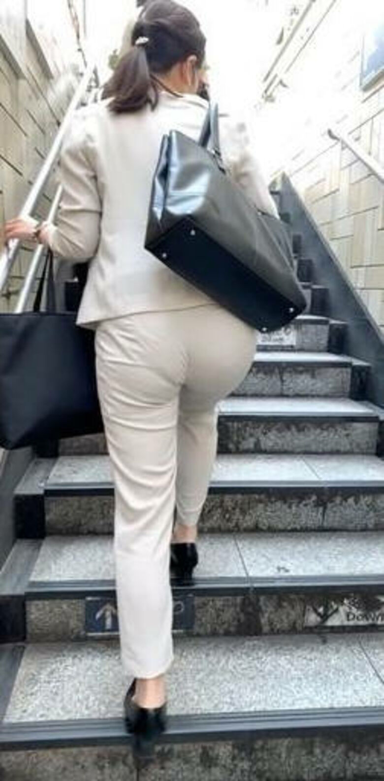 ol 透けパン盗撮画像!スーツからうっすら出てるパンツラインに大興奮♡035