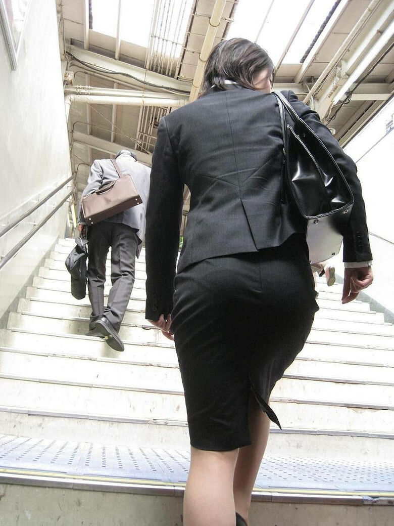 ol 透けパン盗撮画像!スーツからうっすら出てるパンツラインに大興奮♡037