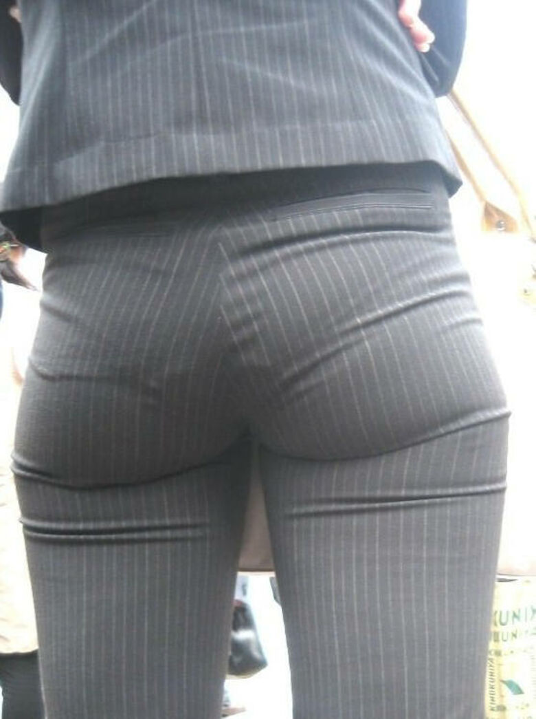 ol 透けパン盗撮画像!スーツからうっすら出てるパンツラインに大興奮♡040