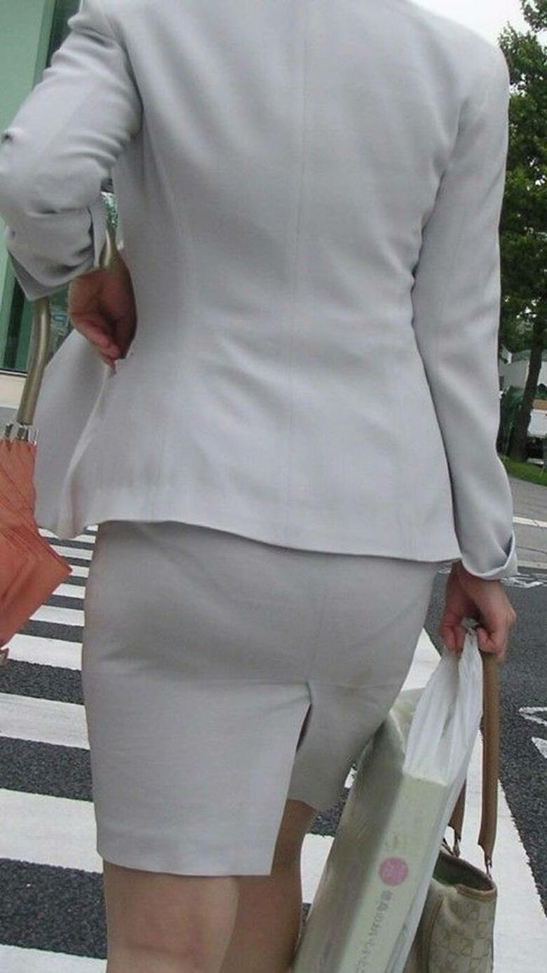 ol 透けパン盗撮画像!スーツからうっすら出てるパンツラインに大興奮♡044