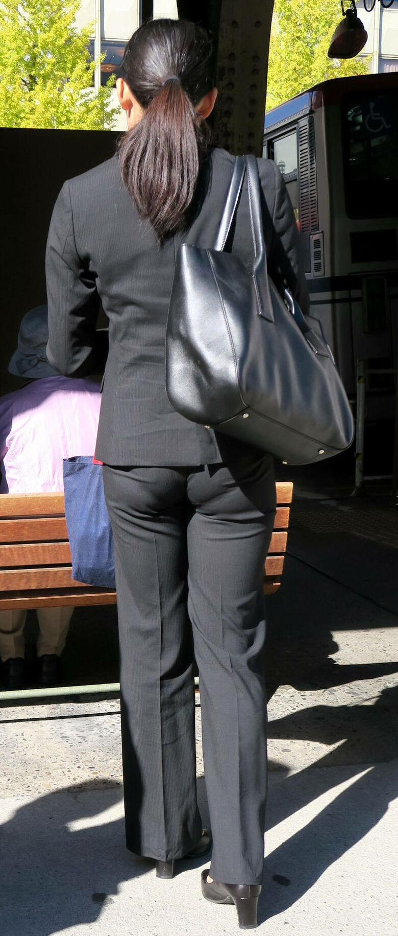 ol 透けパン盗撮画像!スーツからうっすら出てるパンツラインに大興奮♡046