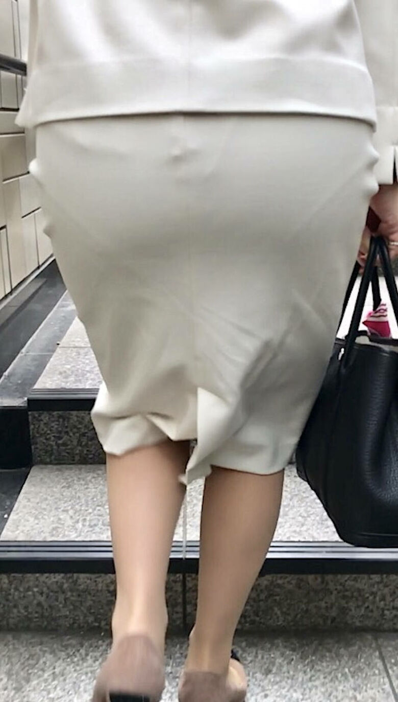 ol 透けパン盗撮画像!スーツからうっすら出てるパンツラインに大興奮♡050