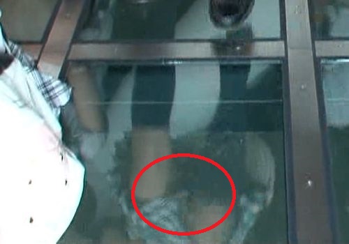 【放送事故】HKTメンバーのパンツが床のガラスに反射して完全にTVに映ってしまう009