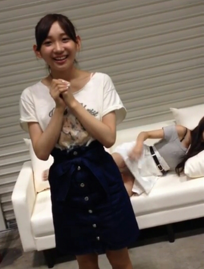 AKB48の小嶋菜月が脚を掻きながら股を開いてパンチラ001
