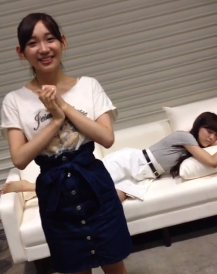 AKB48の小嶋菜月が脚を掻きながら股を開いてパンチラ002