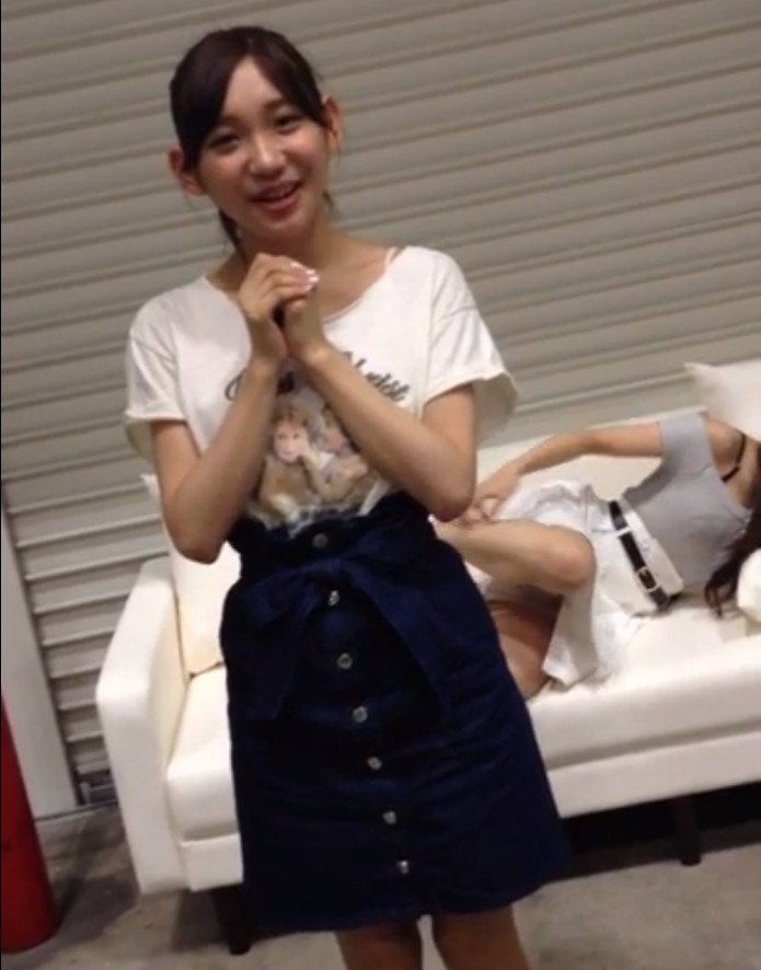 AKB48の小嶋菜月が脚を掻きながら股を開いてパンチラ003