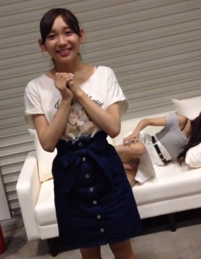AKB48の小嶋菜月が脚を掻きながら股を開いてパンチラ004