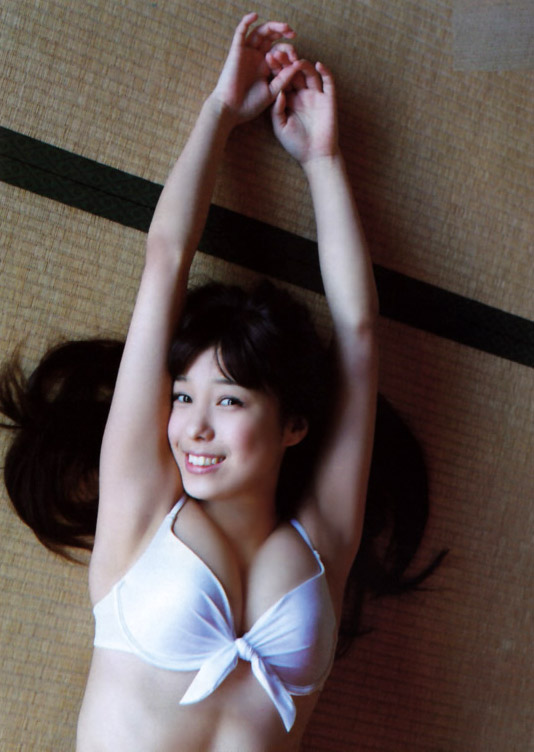 AKB48の小嶋菜月が脚を掻きながら股を開いてパンチラ006