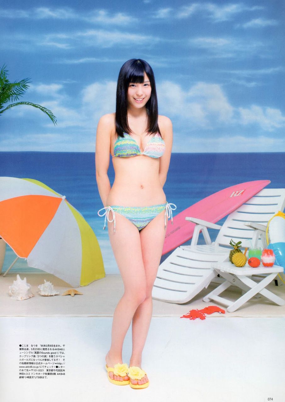 AKB48の小嶋菜月が脚を掻きながら股を開いてパンチラ014