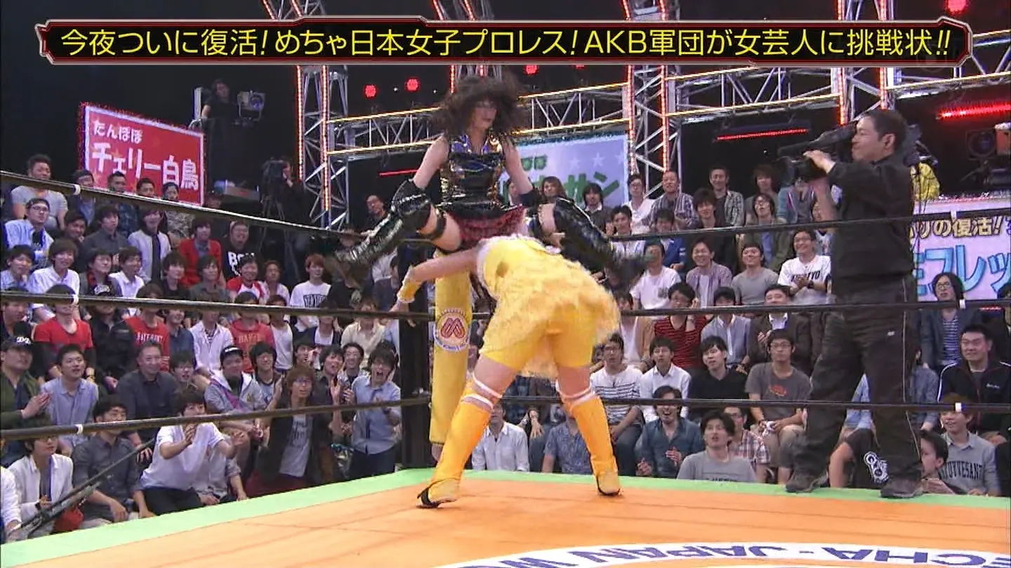 『めちゃ日本女子プロレス』AKB大開脚で股間おっぴろげエロキャプ画像024