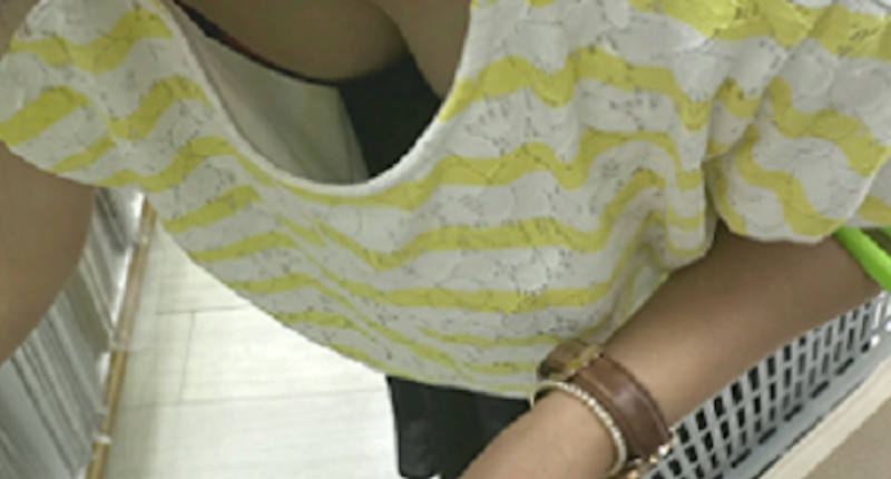 パイチラ エロ画像！ぱいちら女性のリアル盗撮乳首💕素人の美乳おっぱいや谷間をまとめてみたぜ!!002枚目